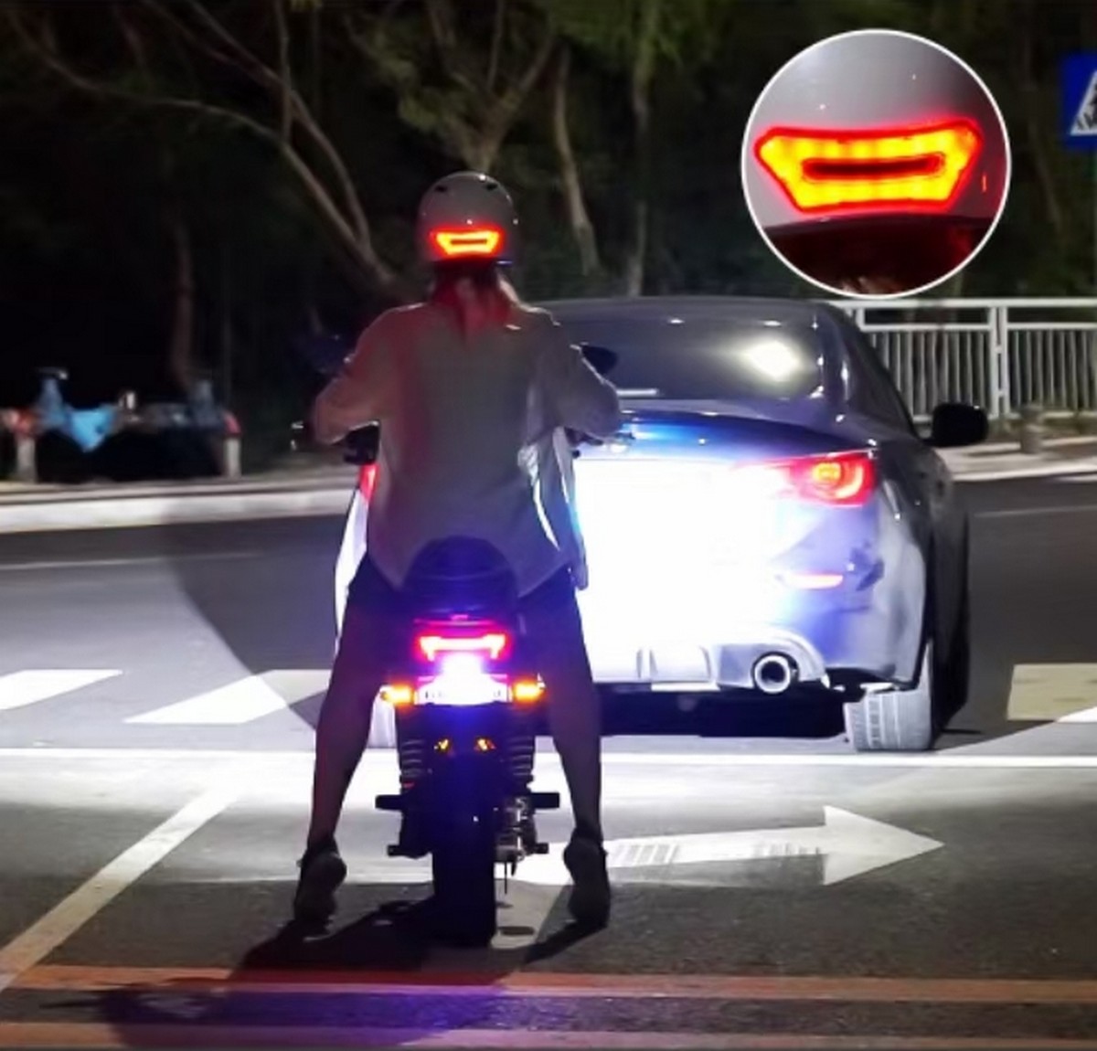 helmetë me ndriçim motoçikletash
