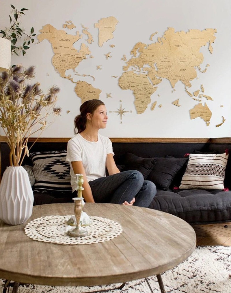 harta e botës në mure me ngjyrë druri të lehtë