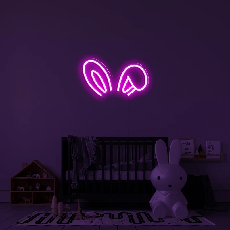 Logo 3D me ngjyra të ndezura neoni në një mur - veshë lepurushi