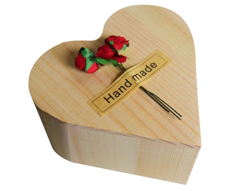 trëndafili në një kuti në formë zemre prej druri