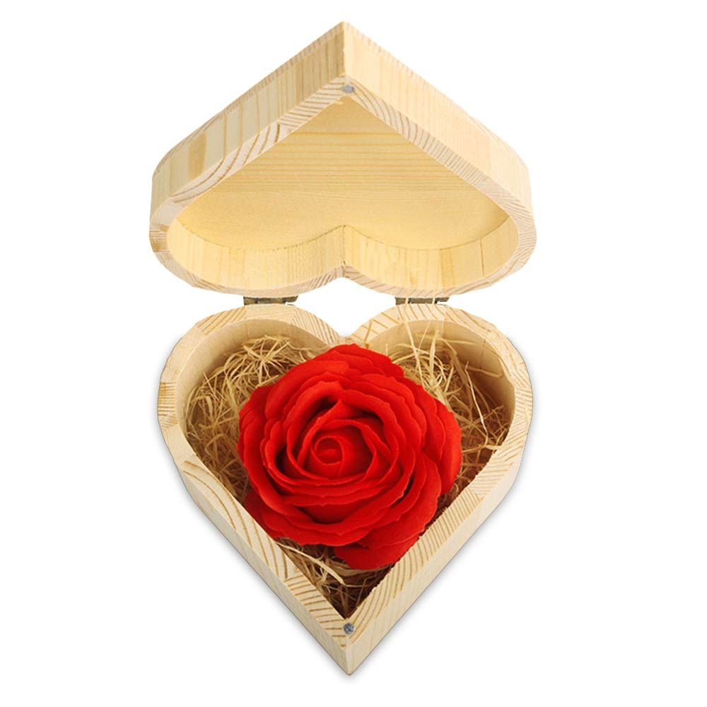 Trëndafila sapuni në një kuti druri në formë zemre