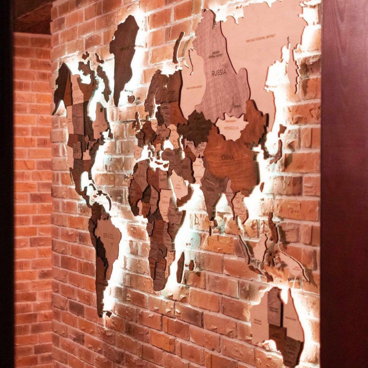 Harta e botës prej druri në mur, me dritë led