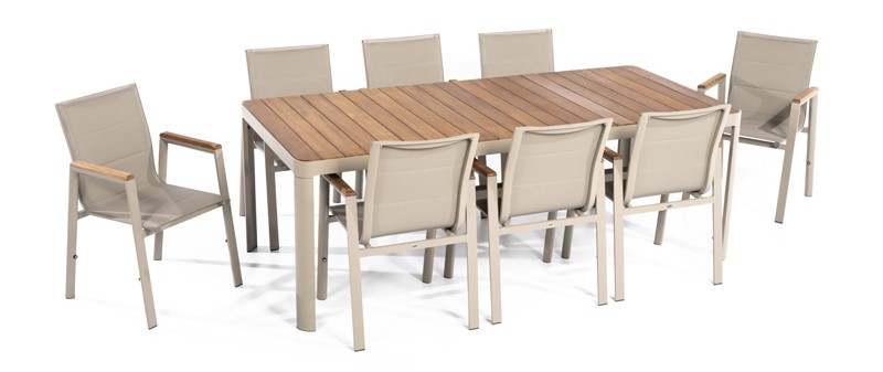 Tavolinë e madhe ngrënieje kopshti me karrige në një dizajn luksoz.