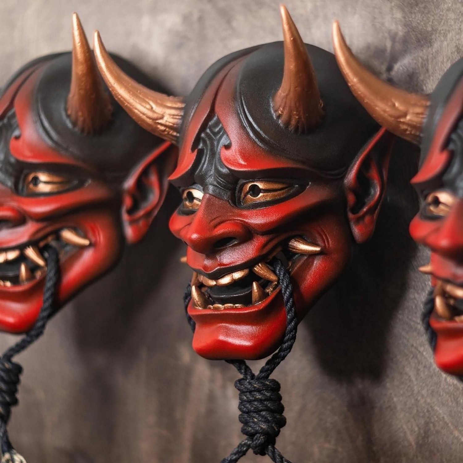 Maska e kokës së demonit për Halloween - motiv japonez
