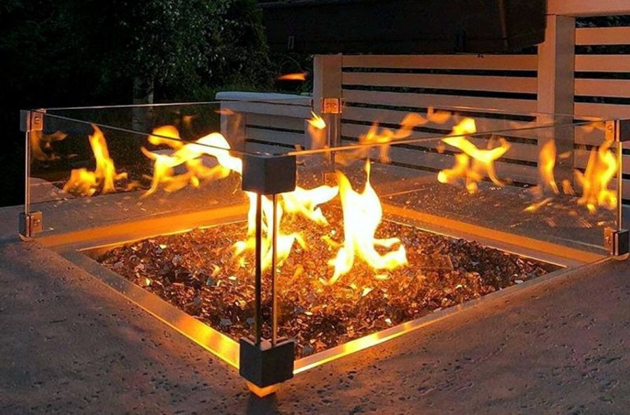 Tavolinë në natyrë me oxhak me gaz - vend zjarri në kopsht