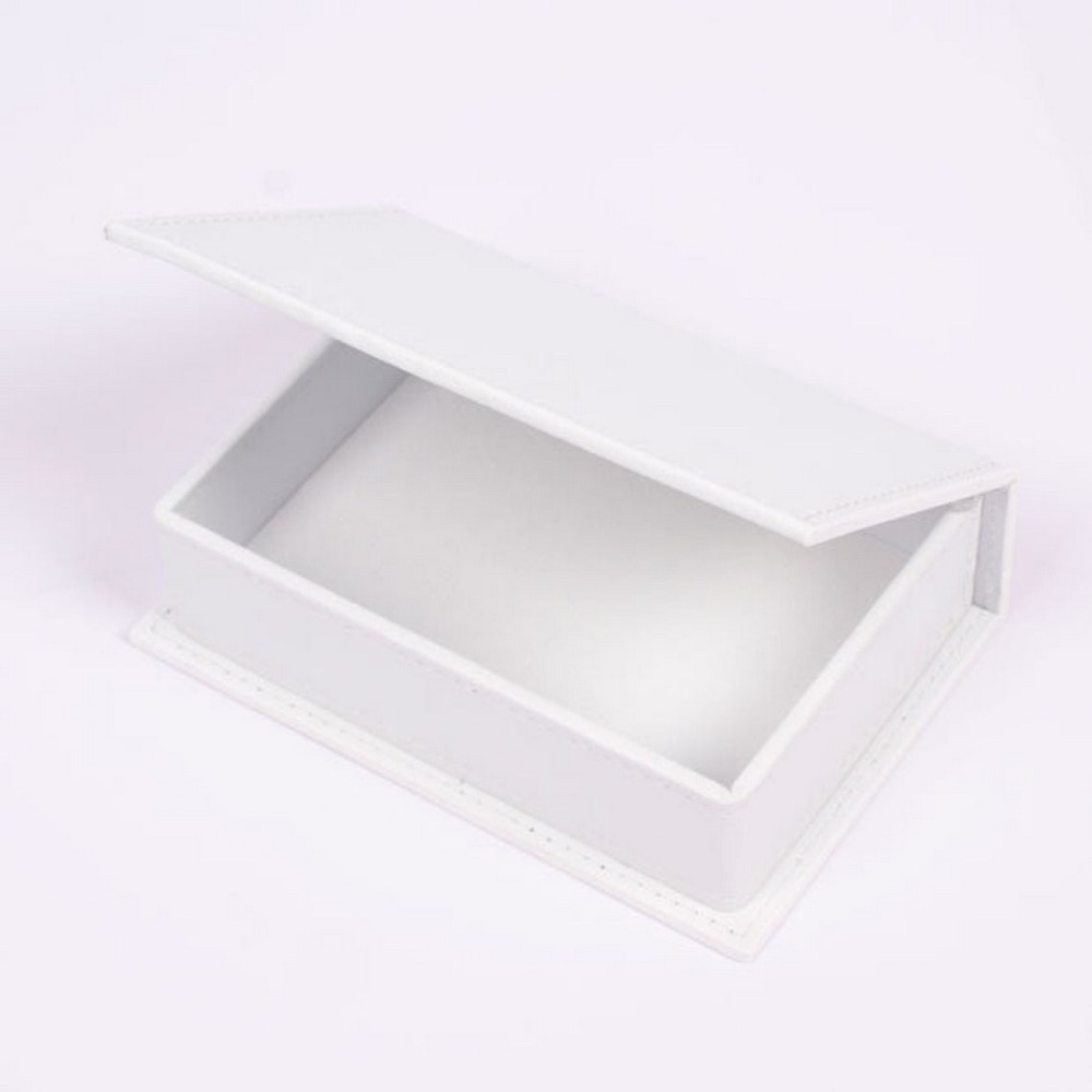 kuti lëkure e bardhë në një tavolinë